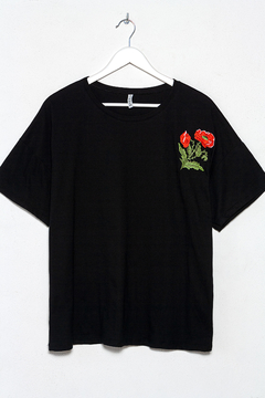 R1162/B Syes, Remera escote redondo bordado Flor Roja, Talles grandes - comprar online