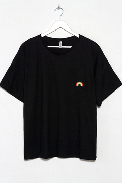 R1162/D Syes, Remera escote redondo bordado arco iris, Talles grandes en internet