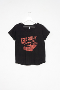 Remera Astrid, Remera escote redondo estampa auto - SYES | Mayorista