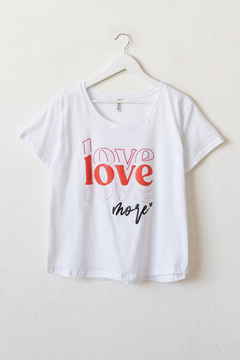 Remera LOVE MORE, Remera recta con terminaciones curvas, estampa love more - tienda online