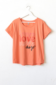 Imagen de Remera LOVE MORE, Remera recta con terminaciones curvas, estampa love more
