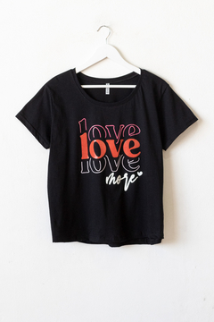 Remera LOVE MORE, Remera recta con terminaciones curvas, estampa love more