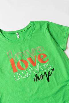 Remera LOVE MORE, Remera recta con terminaciones curvas, estampa love more - comprar online