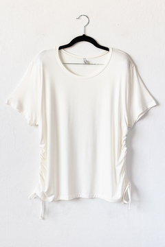 Remera SARAH, Remera de modal cuello redondo con jaretas de ajuste a los laterales - tienda online