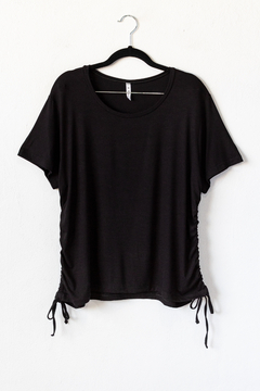 Remera SARAH, Remera de modal cuello redondo con jaretas de ajuste a los laterales