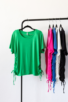 Remera SARAH, Remera de modal cuello redondo con jaretas de ajuste a los laterales - comprar online
