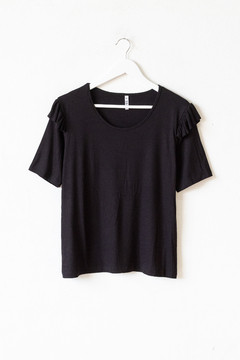 Remera MARLENE, Remera recta con cuello redondo y volados en las mangas