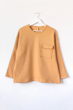 Buzo EVELYN, Buzo cuello redondo con bolsillo plaqué con tapa y terminaciones al corte - comprar online