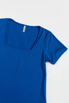Remera MALI, Remera manga corta con escote rectangular - comprar online
