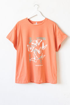 Imagen de Remera PINA, Remera manga corta y cuello redondo, estampa mariposa