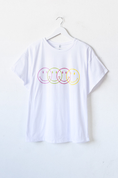 Remera AMBAR, Remera unisex cuello redondo. ESTAMPA: 4 caritas - tienda online