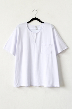 Remera ALENA, Remera manga corta con bolsillo plaqué y cartera con 3 botones, lisa - comprar online