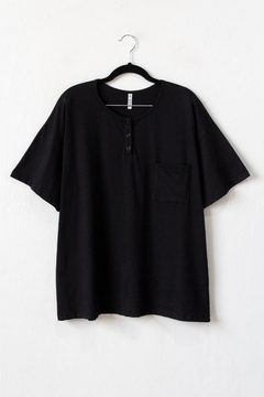 Remera ALENA, Remera manga corta con bolsillo plaqué y cartera con 3 botones, lisa - tienda online