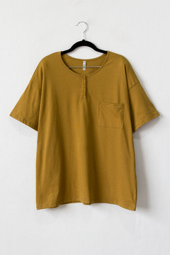 Remera ALENA, Remera manga corta con bolsillo plaqué y cartera con 3 botones, lisa