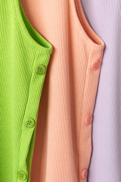 Imagen de Musculosa SAUCE, Musculosa de waffle con cartera y botones en lateral