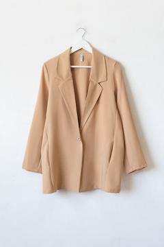 Blazer ALEXA, Saco con bolsillos y boton en solapa. - SYES | Mayorista