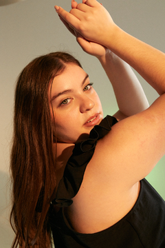 Blusa TURMALINA, Blusa lisa con breteles finos y volados metidos en el bretel - comprar online