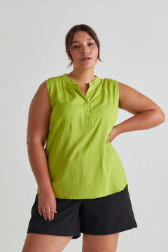 Blusa MAITE, Blusa de lino elastizado de cuello mao sin mangas y con bolsillo plaqué