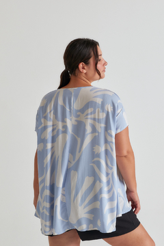 Blusa BRISEIDA, Blusa escote v amplia de fibrana estampada con terminacion en ruedo curva - comprar online