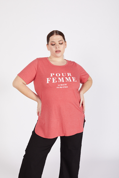Remera CATHERINA, Remera de algodón con cuello bote y terminaciones curvas estampa FEMME en internet