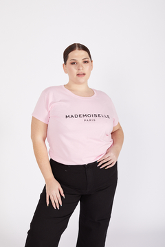 Remera GRETA, Remera cuello redondo, recta. Estampa MADEMOISELLE - SYES | Mayorista