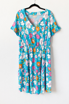 Vestido ALEXA, Vestido de lino estampado escote en v, manga 3/4 y volado en ruedo - SYES | Mayorista