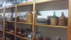 ALQUILER DE OBJETOS DE COCINA ANTIGUA-FRASCOS LATAS- OLLA-SARTEN- MOLINILLO - - LA MELANGE 