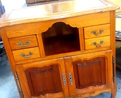 ALQUILER DE CÓMODAS, DORMITORIOS, BIBLIOTECA VITRINAS, CAMAS, PERCHEROS, REPISAS, COSTURERO ANTIGUO, BIOMBO