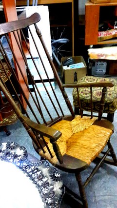 ALQUILER DE MUEBLES ANTIGUOS Y PERCHEROS