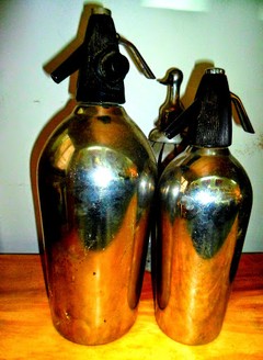 ALQUILER DE OBJETOS DE COCINA ANTIGUA-FRASCOS LATAS- OLLA-SARTEN- MOLINILLO - en internet
