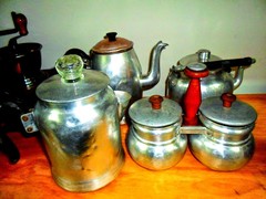 ALQUILER DE OBJETOS DE COCINA ANTIGUA-FRASCOS LATAS- OLLA-SARTEN- MOLINILLO - - LA MELANGE 