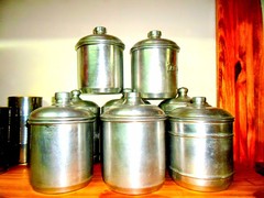 ALQUILER DE OBJETOS DE COCINA ANTIGUA-FRASCOS LATAS- OLLA-SARTEN- MOLINILLO - en internet