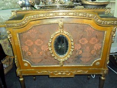 ALQUILER DE CÓMODAS, DORMITORIOS, BIBLIOTECA VITRINAS, CAMAS, PERCHEROS, REPISAS, COSTURERO ANTIGUO, BIOMBO