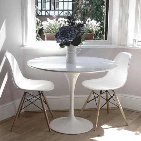 Combo Mesa Tulip 80 + 2 Sillas Eames- Alto Impacto