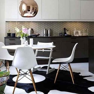 Combo Mesa Tulip 80 + 2 Sillas Eames- Alto Impacto en internet