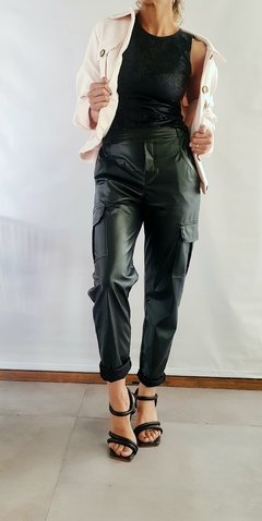 Pantalón CARGO ECOCUERO NEGRO