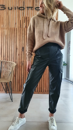Pantalón CARGO ECOCUERO NEGRO en internet