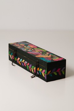 Caja de madera alargada
