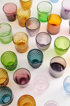 Vasos con rayas en relieve en internet