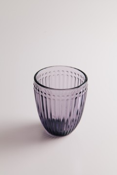 Vasos con rayas en relieve en internet