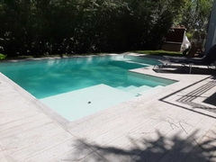 BORDES y SOLARIUM LISTONES CEMENTICIOS GRIS (COUNTRY  LOS TRONCOS 2 - PILAR) - PISCINAS ZUMAAC 