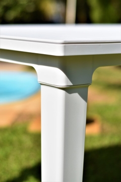 MESA FUTURA + 4 SILLAS BLANCAS IBIZA