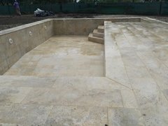 BORDES y SOLARIUM TRAVERTINO MATE (Barrio El Encuentro) - PISCINAS ZUMAAC 