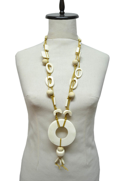 COLLAR DE VARIAS TIRAS CON DETALLES DE HUESO