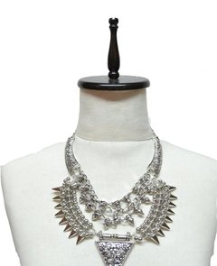 COLLAR METALICO CON PUAS Y CADENAS