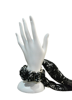 PULSERA CON ARANDELAS Y PAÑUELO