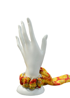 PULSERA CON ARANDELAS Y PAÑUELO