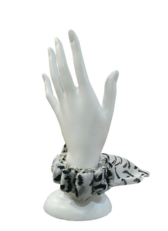 PULSERA CON ARANDELAS Y PAÑUELO