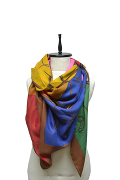 PAÑUELO GRANDE ESTAMPADO CON MOTIVO ECUESTRE - comprar online