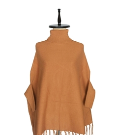 PONCHO TEJIDO DE CUELLO ALTO CON MANGAS Y FLECOS - comprar online